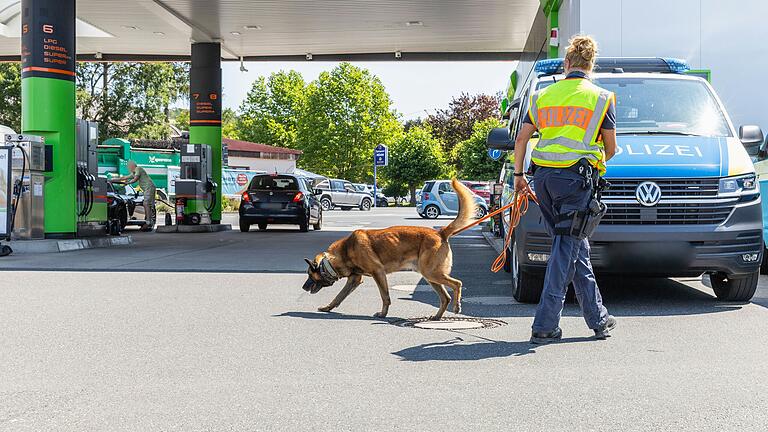 Mit Sprengstoff-Hund auf der Spurensuche: Die Polizei hat am Montag noch einmal die Tankstelle in Marktheidenfeld und die Umgebung großflächig abgesucht.&nbsp;