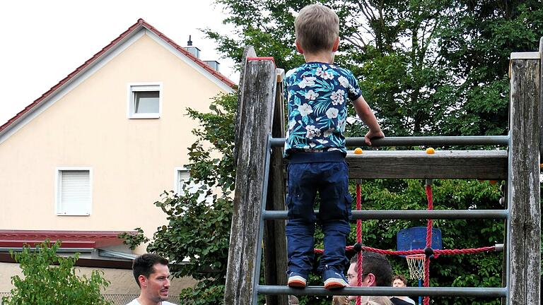 Abschied vom Schuljahr 2023/24 wird bei der School´s-out-party im Franziskusgarten genommen. Die Erwachsenen können sich unterhalten, Kinder unbeschwert spielen, denn keine Straße ist in unmittelbarer Nähe des Franziskusgartens. Abschied vom Schuljahr 2023/24 wird bei der School´s-out-party im Franziskusgarten genommen. Die Erwachsenen können sich unterhalten, Kinder unbeschwert spielen, denn keine Straße ist in unmittelbarer Nähe des Franziskusgartens.