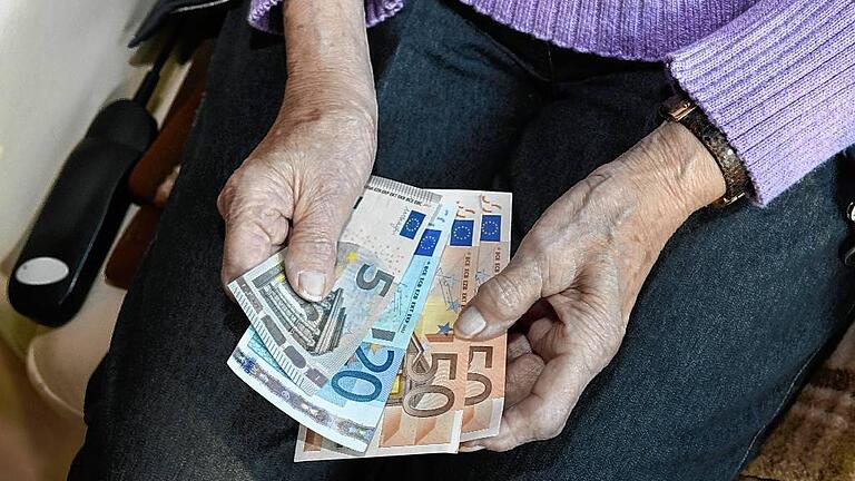 Rentnerin Haende Geld Euro Rentnerin Haende Geld Euro       -  Reicht das Geld? Berechnungen des WDR, wonach große Bevölkerungsgruppen in Zukunft von Altersarmut bedroht sind, haben eine heftige Debatte um die Rente ausgelöst.