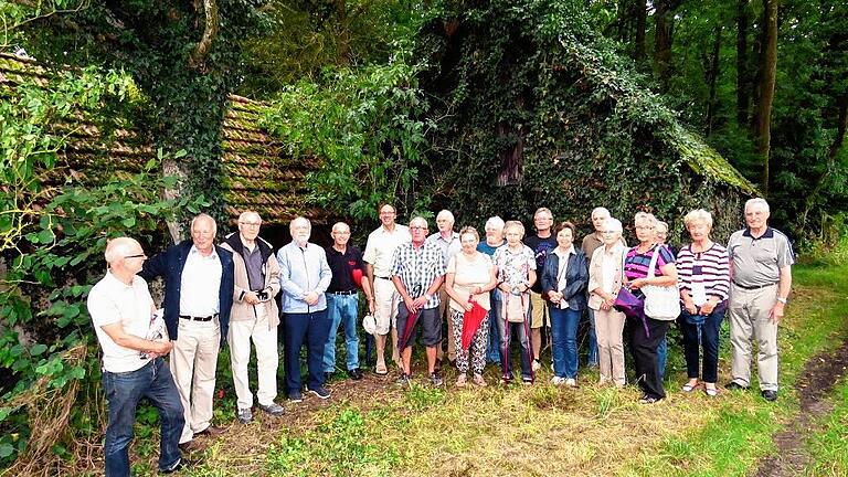 Die Reiseteilnehmer vor der alten Wasenmeisterei, die von außen einen idyllischen Eindruck machte.