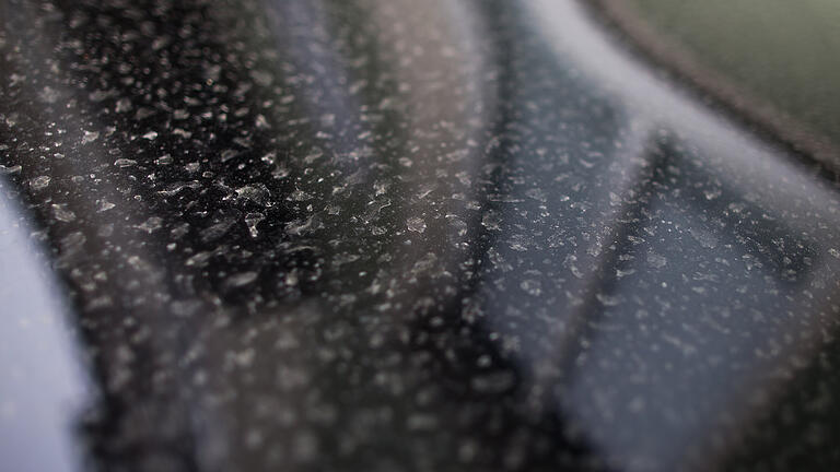 Der rote Regen kommt       -  Sand aus der Sahara liegt nach einem Regenschauer auf einem Auto.