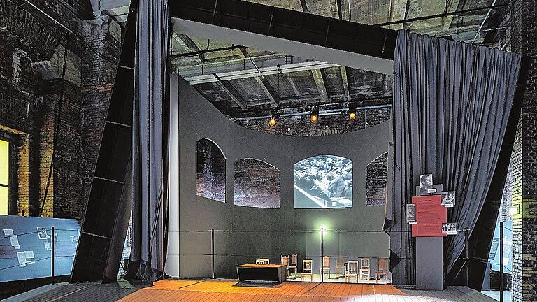 Indem die Besucher die Bühnenkonstruktion durchschreiten, werde       -  Blick in den Bühnenraum der Ausstellung &bdquo;Hitler. Macht. Oper.&ldquo;