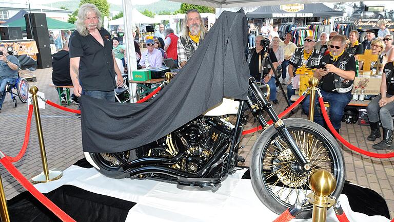 Die Papst-Harley ist signiert zurück in Unterfranken       -  Hauptsponsor Christoph Repp (rechts) und Initiator Thomas Draxler enthüllen das Motorrad.