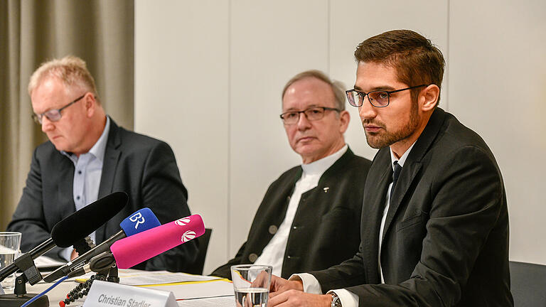 Pressekonferenz des Bistums: Der Würzburger Rechtsanwalt Christian Stadler (rechts) informiert über die Aufarbeitung des Aktenbestands der drei ehemaligen Knaben-Internate, den Kilianeen in Würzburg, Miltenberg und Bad Königshofen. Generalvikar Thomas Keßler (Mitte) bittet die Opfer körperlicher Gewalt um Vergebung. Links: Bistumssprecher Bernhard Schweßinger.