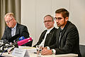 Pressekonferenz des Bistums: Der Würzburger Rechtsanwalt Christian Stadler (rechts) informiert über die Aufarbeitung des Aktenbestands der drei ehemaligen Knaben-Internate, den Kilianeen in Würzburg, Miltenberg und Bad Königshofen. Generalvikar Thomas Keßler (Mitte) bittet die Opfer körperlicher Gewalt um Vergebung. Links: Bistumssprecher Bernhard Schweßinger.