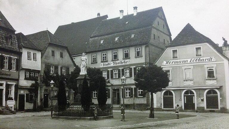 Dieser Ausschnitt einer historischen Postkarte zeigt das Geschäftshaus von Hermann Löbhardt am Gerolzhöfer Marktplatz.