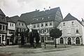 Dieser Ausschnitt einer historischen Postkarte zeigt das Geschäftshaus von Hermann Löbhardt am Gerolzhöfer Marktplatz.