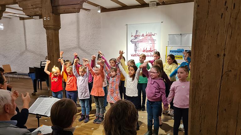 Bezaubernd und eindrucksvoll: Der Kinderchor der Grundschule Herschfeld besang die Schönheit der Welt und die Einzigartigkeit der Erde.