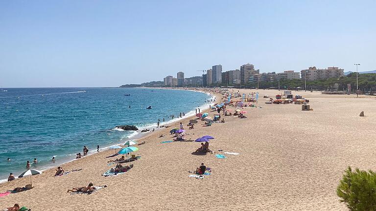 Spaniens Strände schrumpfen - Platja d'Aro ist auch bei ausländischen Touristen sehr beliebt. Hier hört man neben Spanisch und Katalanisch viel Deutsch, Französisch, Englisch und Italienisch. Spaniens Strände schrumpfen - Platja d'Aro ist auch bei ausländischen Touristen sehr beliebt. Hier hört man neben Spanisch und Katalanisch viel Deutsch, Französisch, Englisch und Italienisch.