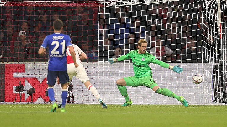 2:0       -  Davy Klaassen (M) erzielt gegen Schalke-Keeper Ralf Fährmann das 2:0 für Ajax Amsterdam. Foto: Ina Fassbender