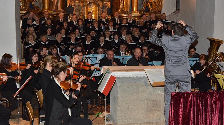 Großartig aufgelegt. Der Singkreis Brendlorenzen und die Meininger Hofkapelle unter der Leitung von Wolfgang Schleier bei der Konzertandacht in der St. Johannes-Kirche.