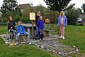 Initiatorin Manuela Michalzik und Bürgermeisterin Martina Rottmann (rechts) bei der Steinschlange am Oberpleichfelder Ortsrand. Die bunt bemalten Steine ziehen nun um in den Eingangsbereich des Kindergartens.