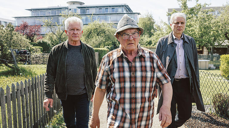 TV-Ausblick ARD - «Tatort: Hackl»       -  TV-Ausblick ARD - «Tatort: Hackl»HANDOUT - 09.03.2023, ---, -: Ivo Batic (Miroslav Nemec, l) und Franz Leitmayr (Udo Wachtveitl, rs) nehmen Hackl (Burghart Klaußner) mit in dieser Szene des TV-Krimis «Tatort: Hackl», der am Sonntag 12.03.2023 um 20:15 Uhr im Ersten ausgestrahlt wird. Foto: Hendrik Heiden/Tellux Film GmbH/BR/dpa - ACHTUNG: Nur zur redaktionellen Verwendung im Zusammenhang mit einer Berichterstattung über die Sendung, honorarfrei und nur mit vollständiger Nennung des vorstehenden Credits +++ dpa-Bildfunk +++