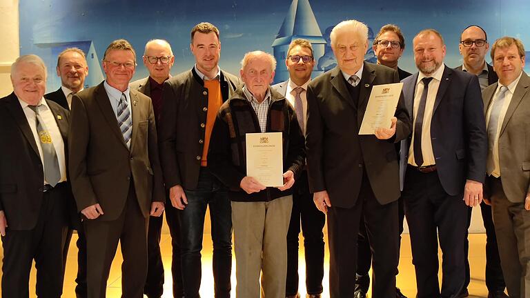 Der Dank der Gratulanten für 60 Jahre Feldgeschworenenamt galt Hans Heßmann aus Eibelstadt (mit Urkunde Mitte) und Alfred Neeser aus Aub (daneben) mit (von links) Norbert Jeßberger (Obmann li. d. Mains), Lothar Wild (Obmann re. d. Mains), Werner Wenninger (Obmann Ochsenfurt), Emil Fischer (LDBV Würzburg), Markus Schenk (Bürgermeister Eibelstadt), Roman Menth (Bürgermeister Aub), Martin Heilig (Bürgermeister Würzburg), Thomas Eberth (Landrat Würzburg), Christian Luksch (Bürgermeister Winterhausen) und Jürgen Eisentraut (ALE Würzburg).