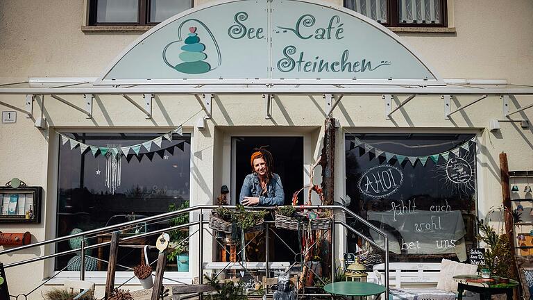 Tanja Steiner-Kaminsky vor ihrem Café Steinchen in Hohenroth. Ende Oktober schließen sich die Türen. Doch im Sommer oder Herbst 2025 soll das Lokal in einem Neubau wieder eröffnen.