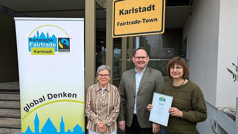 Bürgermeister Michael Hombach gratuliert Eva Eisele (links, Fairtrade Steuerungsgruppe) und Anja Baier (Vorsitzende der Fairtrade Steuerungsgruppe) zur Rezertifizierung. Bürgermeister Michael Hombach gratuliert Eva Eisele (links, Fairtrade Steuerungsgruppe) und Anja Baier (Vorsitzende der Fairtrade Steuerungsgruppe) zur Rezertifizierung.