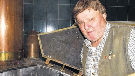 Mit dem Messstab an der Sudpfanne: Braumeister Franz Breitschopf hat jetzt 10,2 Hektoliter Stammwürze im Kessel. Letztendlich sollen es 10,6 Hektoliter werden. Mit dem Messstab an der Sudpfanne: Braumeister Franz Breitschopf hat jetzt 10,2 Hektoliter Stammwürze im Kessel. Letztendlich sollen es 10,6 Hektoliter werden.