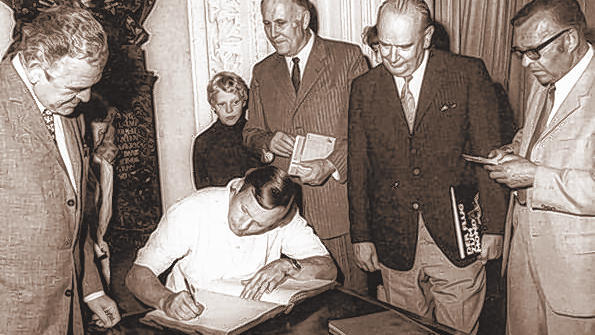 Das Goldene Buch: Neil Armstrong musste sich bei seinem Besuch natürlich verewigen. Im Bild dabei OB Dr. Hans Weiß (links), sowie Hans-Georg Streng und Postvorsteher Alfred Balzer (rechts). Das Goldene Buch: Neil Armstrong musste sich bei seinem Besuch natürlich verewigen. Im Bild dabei OB Dr. Hans Weiß (links), sowie Hans-Georg Streng und Postvorsteher Alfred Balzer (rechts).