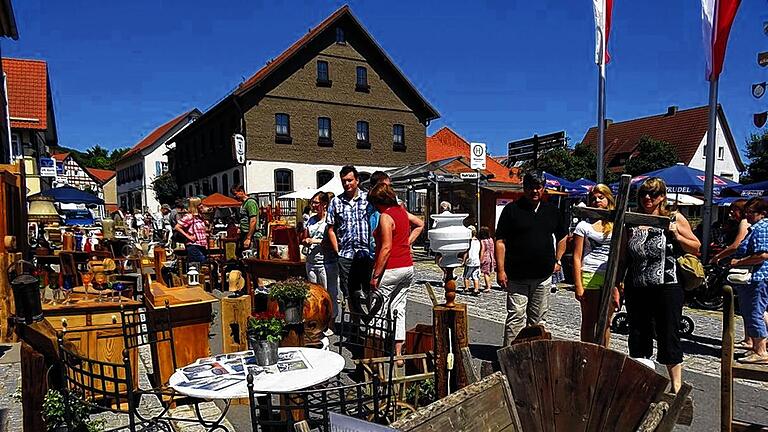 Flaniermeile: Entlang der Hauptstraße durch Oberelsbach reihten sich die Aussteller, die rund um das Thema Holz historische und moderne Beiträge anlässlich der Bezirkskulturtage präsentierten. Flaniermeile: Entlang der Hauptstraße durch Oberelsbach reihten sich die Aussteller, die rund um das Thema Holz historische und moderne Beiträge anlässlich der Bezirkskulturtage präsentierten.