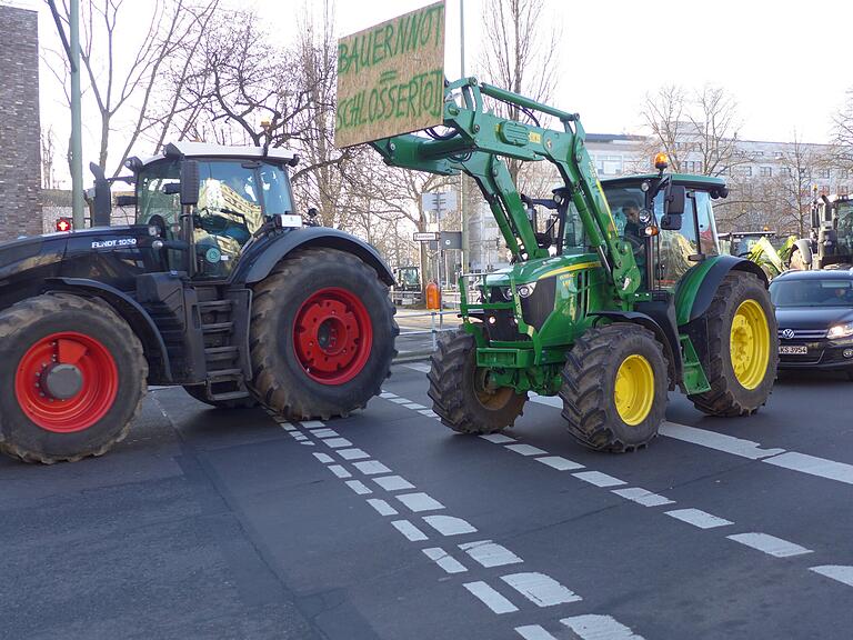 Nicht nur Zustimmung wird zur Grünen Woche geäußert: Landwirte aus ganz Deutschland äußern mit ihren Traktoren Protest auf den Straßen Berlins. Nicht nur Zustimmung wird zur Grünen Woche geäußert: Landwirte aus ganz Deutschland äußern mit ihren Traktoren Protest auf den Straßen Berlins.