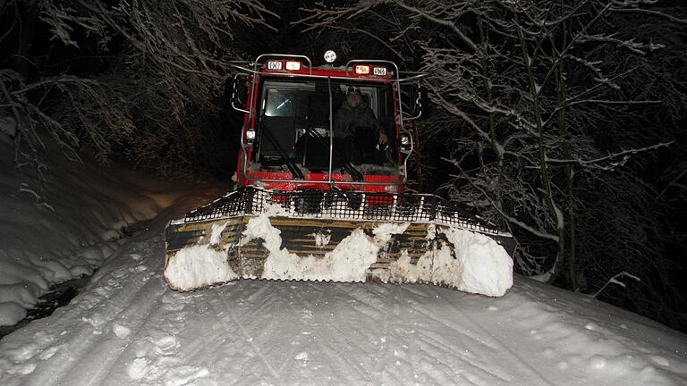 Manchmal startet Manfred Reder schon in der Nacht mit dem Pistenbully in Haselbach auf die Kreuzbergloipe, um Loipen und Winterwanderwege anzudrücken.