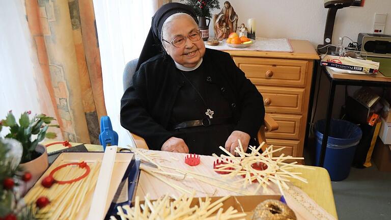 'Am liebsten mache ich Strohsterne, wenn ich alleine bin und Ruhe habe', erzählt Schwester Agnesia Greß. Aber sie erklärt auch gerne, wie die kleinen Kunstwerke entstehen.