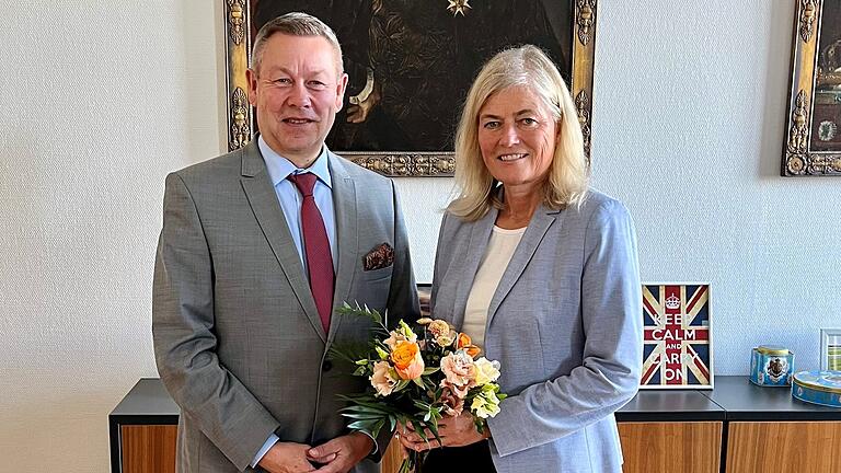 Andrea Polz, die Geschäftsleiterin des Landgerichts Schweinfurt, feierte 40. Dienstjubiläum. Dazu gratulieren der Präsident des Landgerichts Schweinfurt, Franz Truppei .