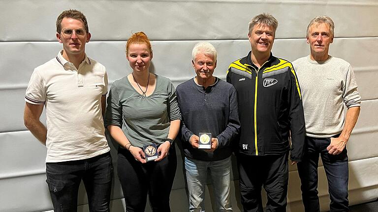 Auf dem Foto Markus Seifert, Vorsitzender; Rebecca Klüspies, Abteilungsleiterin Kegeln; Alois Pfister; Bernd Vorndran, Sportwart Kegeln; Dietmar Werner, Vorsitzender.