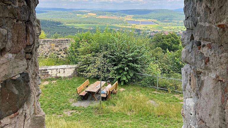 Ein Picknickplatz mit besonderer Aussicht auf der Burgruine Bramberg im Landkreis Haßberge.