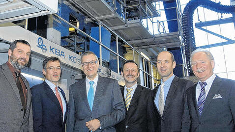 Zwei neue Drucktürme hat die Main-Post beim Würzburger Druckmaschinen-Hersteller Koenig & Bauer (KBA) bestellt. Über den Vertragsabschluss freuen sich vor den Maschinen, die bald abgebaut werden (von links) Adrian Alt-Steiner (Druckereileiter der Main-Post), KBA-Vorstand Claus Bolza-Schünemann, Main-Post-Geschäftsführer David Brandstätter, KBA-Spartenleiter Bernhard Harant, Andreas Kunzemann (Technischer Leiter der Main-Post) und KBA-Vertriebsleiter Karl Zorn.NORBERT SCHWARZOTT Zwei neue Drucktürme hat die Main-Post beim Würzburger Druckmaschinen-Hersteller Koenig & Bauer (KBA) bestellt. Über den Vertragsabschluss freuen sich vor den Maschinen, die bald abgebaut werden (von links) Adrian Alt-Steiner (Druckereileiter der Main-Post), KBA-Vorstand Claus Bolza-Schünemann, Main-Post-Geschäftsführer David Brandstätter, KBA-Spartenleiter Bernhard Harant, Andreas Kunzemann (Technischer Leiter der Main-Post) und KBA-Vertriebsleiter Karl Zorn.NORBERT SCHWARZOTT