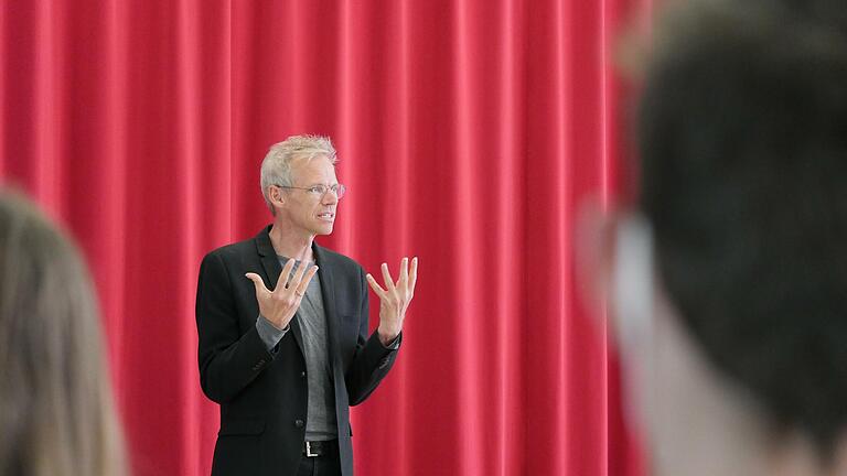 Der Lyriker und Essayist Dirk von Petersdorff hielt  eine literarische Lesung bei der Q 11 des Münnerstädter Schönborn-Gymnasiums. Foto: Sobisch, Schönborn-Gymnasium Münnerstadt       -  Der Lyriker und Essayist Dirk von Petersdorff hielt  eine literarische Lesung bei der Q 11 des Münnerstädter Schönborn-Gymnasiums. Foto: Sobisch, Schönborn-Gymnasium Münnerstadt