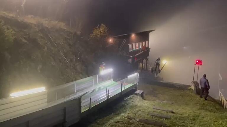 Im Nebel kaum zu erkennen: Die junge Rhöner Skispringerin Anna Chlebowy (RWV Haselbach) sprang auf der Schanzenanlage im Roßbachtal über die K 35.