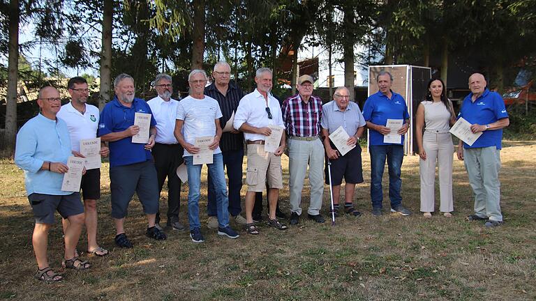 Die Geehrten (von links): Jochen Leber (25 Jahre), Rüdiger Bach, Peter Dietz, Udo Bach (30 Jahre), Ulrich Seufert, Horst Krüger, Ralf Reinelt, Rudi Dietrich (40 Jahre), Klaus Englert, Armin Ullrich (50 Jahre), Hannah Englert (2. Vorsitzende), Waldemar Alin (50 Jahre).