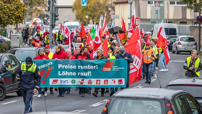 Rund 250 Menschen zogen bei einer DGB-Demonstration von den Mainwiesen Richtung Innenstadt und forderten unter anderem  kurzfristig wirksame Entlastungsmaßnahmen.