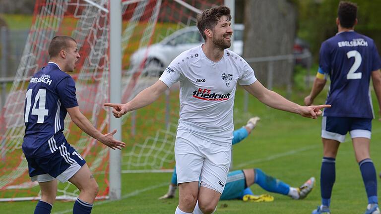 Zwei Welten prallen aufeinander: Julian Göbel (TSV Eßleben, weißes Trikot) bejubelt das zwischenzeitliche 5:0, während die Ebelsbacher in Hintergrund sichtbar hadern.&nbsp;