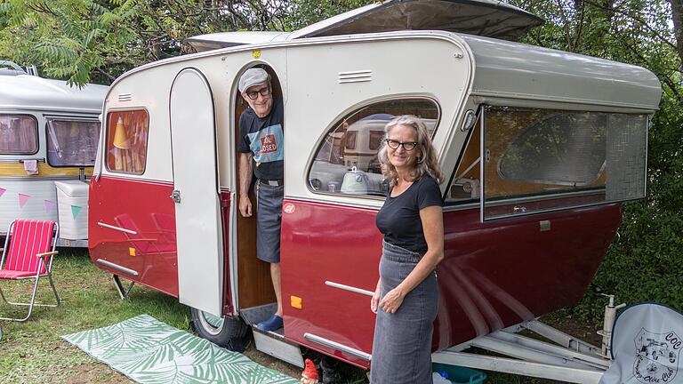 Seit kurzem nutzen Beatrix Erb und Tony Dehn ihren aus dem Jahr 1965 stammenden belgischen Caravan-Oldie 'la tortue' (die Schildkröte) mit seiner sofort ins Auge fallenden charakteristischen Form.