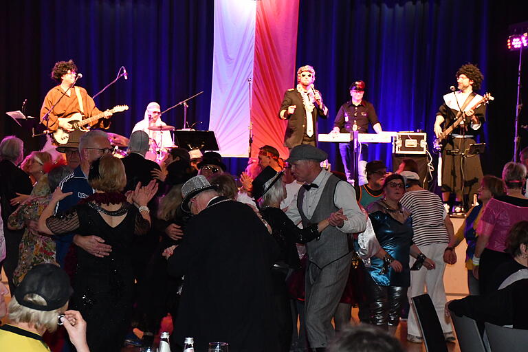 „Tanzbein schwingen“ war in der Stadthalle beim schwungvollen und heiteren Auftakt der Jubiläumsveranstaltungen angesagt. Für den richtigen Sound sorgte die Band „Dance the funky Chicken“. „Tanzbein schwingen“ war in der Stadthalle beim schwungvollen und heiteren Auftakt der Jubiläumsveranstaltungen angesagt. Für den richtigen Sound sorgte die Band „Dance the funky Chicken“.