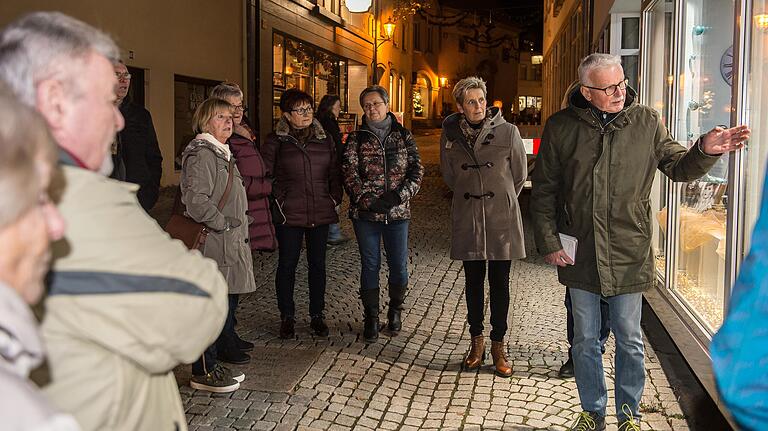 Die Krippenstraße wird trotz Corona aufgebaut. Verantwortlich dafür ist das Ehepaar Bruno und Gisela Steger (von rechts). Die Krippenstraße wird trotz Corona aufgebaut. Verantwortlich dafür ist das Ehepaar Bruno und Gisela Steger (von rechts).