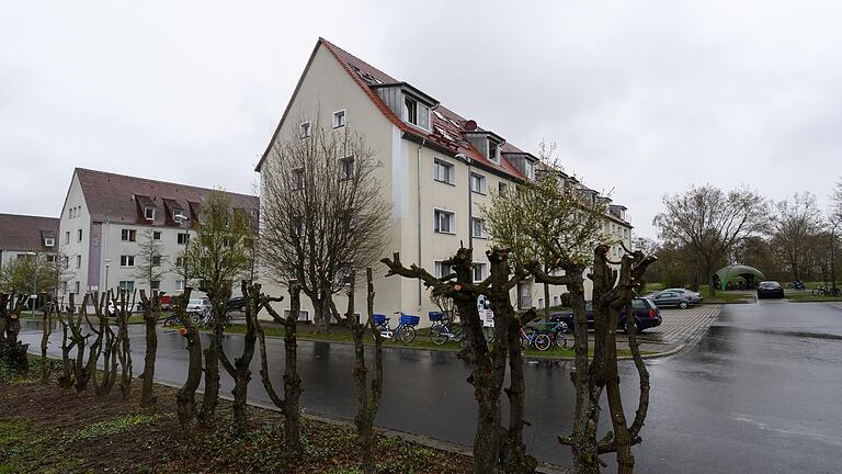 Ein Würzburger Vermieter rechnet seit Jahren für Wohnungen in diesen Häusern in der Rottendorfer Straße falsche Quadratmeterzahlen ab. Die Stadt Würzburg prüft nun die Unterlagen, die Staatsanwaltschaft ermittelt. Ein Würzburger Vermieter rechnet seit Jahren für Wohnungen in diesen Häusern in der Rottendorfer Straße falsche Quadratmeterzahlen ab. Die Stadt Würzburg prüft nun die Unterlagen, die Staatsanwaltschaft ermittelt.