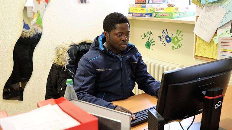 Auch Schreibtischarbeit gehört zu Mpangalas Berufsalltag. An diesem Platz arbeitet er außerdem an seinem Buch.       -  Auch Schreibtischarbeit gehört zu Mpangalas Berufsalltag. An diesem Platz arbeitet er außerdem an seinem Buch.