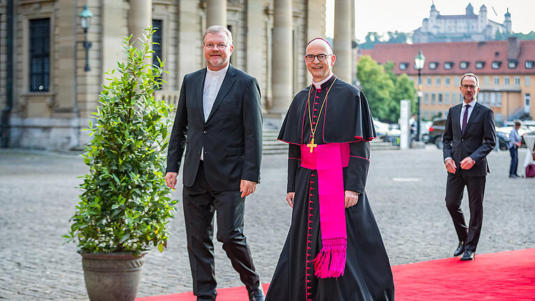 Dr. Jürgen Vorndran mit Bischof Dr. Franz Jung. Zahlreich flanierte die Würzburger Prominenz am Donnerstag 15.06.23 beim Staatsempfang des 102. Mozartfestes über den Roten Teppich.