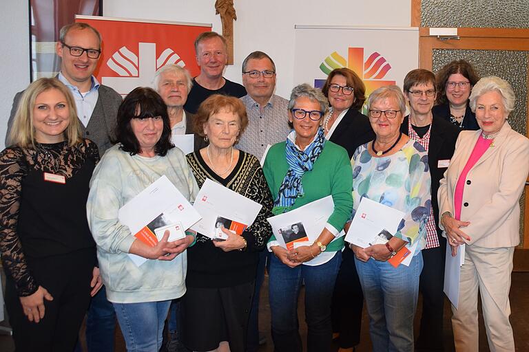 vorne von links: Mirjam Gawenda (Fachbereichsleiterin Soziale Arbeit beim Caritasverband), Beate Hartmann, Eleonore Baron, Ute Huppmann, Ursula Gödel, Gudrun Schöbel, (alle Caritasladen)Hinten von links: Alexander Kolbow (Caritas-Vorstand), Hans-Wilhelm Klein (Caritas plus), Stefan Weber (Caritas-Geschäftsführer), Jürgen Haak, Helga Ländner, Michael Zeh (alle drei Caritasladen), Iris Voll (Alltagsbegleitung) vorne von links: Mirjam Gawenda (Fachbereichsleiterin Soziale Arbeit beim Caritasverband), Beate Hartmann, Eleonore Baron, Ute Huppmann, Ursula Gödel, Gudrun Schöbel, (alle Caritasladen)Hinten von links: Alexander Kolbow (Caritas-Vorstand), Hans-Wilhelm Klein (Caritas plus), Stefan Weber (Caritas-Geschäftsführer), Jürgen Haak, Helga Ländner, Michael Zeh (alle drei Caritasladen), Iris Voll (Alltagsbegleitung)