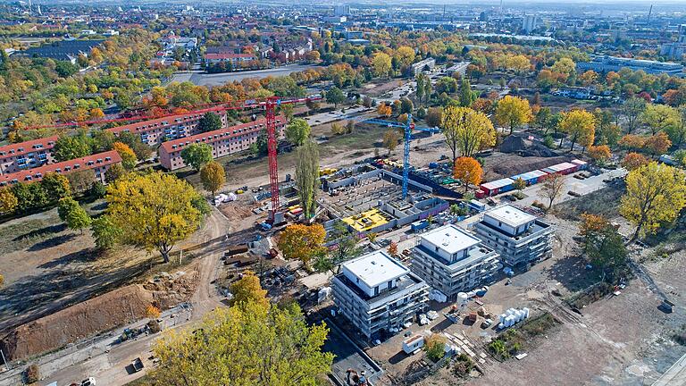 Die Drohnenaufnahme zeigt im Vordergrund das Bauvorhaben „Living@Manor“, dahinter  das zweite Bauvorhaben „Living@Askren“ im neuen Wohngebiet Bellevue.