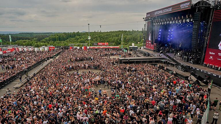 Rock am Ring 2022.jpeg       -  Rockfans tanzen während vor der Hauptbühne des Open-Air-Festivals “Rock am Ring'.