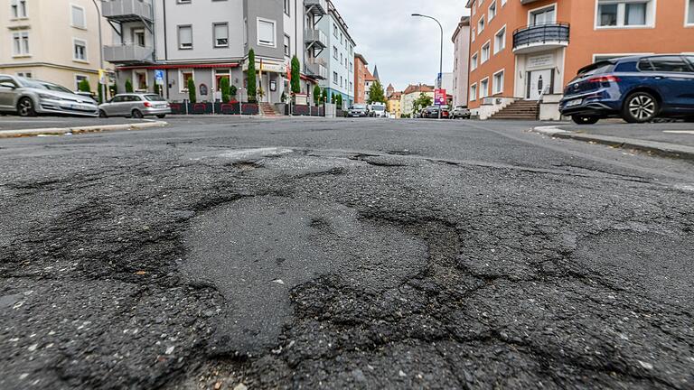 Eine intakte Straßeninfrastruktur empfindet die FWG als unaufschiebbare Maßnahme, die deshalb im Haushalt zu priorisieren sei (Archivbild). Eine intakte Straßeninfrastruktur empfindet die FWG als unaufschiebbare Maßnahme, die deshalb im Haushalt zu priorisieren sei (Archivbild).
