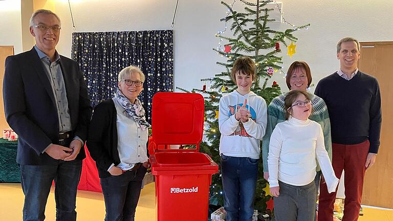 Die Tonne, die&nbsp;Stephan Jera von Hilite (rechts) überreichte, war voll mit Spielen für die Schülerinnen und Schüler. Darüber freuten sich neben den Kindern auch&nbsp;Ingo Adamzik, Johanna Wittstadt und Silvia Feineis.