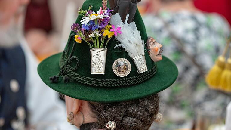 Bei der oberbayerischen Tracht, wie sie der Schweinfurter Trachtenverein Almrösl trägt, haben auch die Frauen einen geschmückten Hut auf.