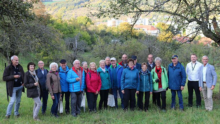 Über Wiesen und Wälder: Teilnehmende des Wandertags zum Industriepark Würth der Würth Industrie Service.