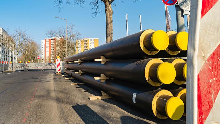 Eine wichtige Aufgabe für die Zukunft der Stadtwerke in Schweinfurt ist der gezielte Ausbau des Fernwärme-Netzes (im Bild Leitungen, die in der Franz Schubert Straße verbaut wurden).