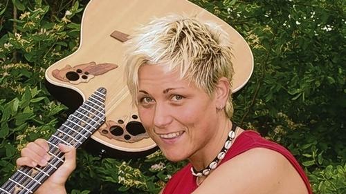 Steffi List       -  Unzertrennlich: Steffi List aus Schweinfurt und ihre Gitarre.